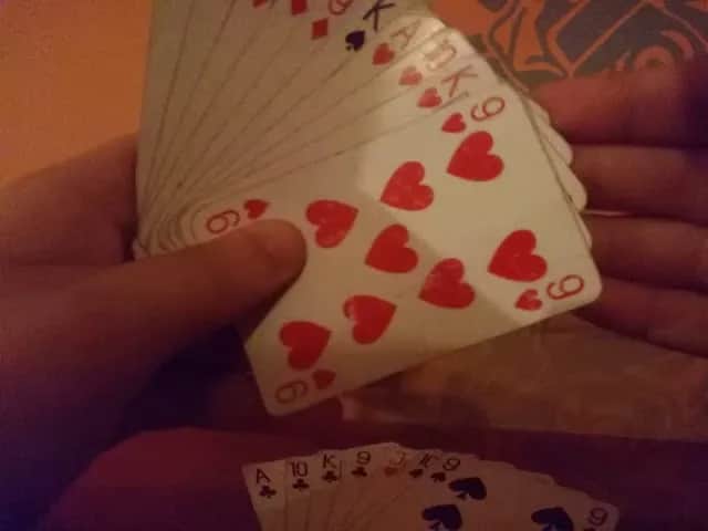 Jak się gra w 1000? Kompletny przewodnik po zasadach i strategiach